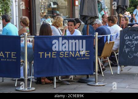 Cambridge, Großbritannien. Juli 2020. An einem warmen Sommertag sitzen die Menschen in einem Restaurant im Stadtzentrum, dem Senat genannt.die Menschen entspannen sich während des warmen Sommerwetters, da die Temperatur in England am Wochenende voraussichtlich 30 Grad Celsius erreichen wird. Kredit: SOPA Images Limited/Alamy Live Nachrichten Stockfoto