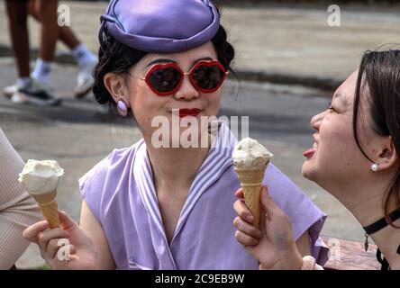 Cambridge, Großbritannien. Juli 2020. Zwei asiatische Damen genießen an einem warmen Sommertag Eis.die Menschen entspannen sich bei warmem Sommerwetter, da die Temperatur in England voraussichtlich am Wochenende 30 Grad Celsius erreichen wird. Kredit: SOPA Images Limited/Alamy Live Nachrichten Stockfoto