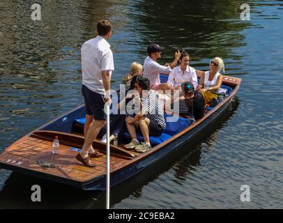 Cambridge, Großbritannien. Juli 2020. Eine Gruppe von Leuten nimmt an einem warmen Sommertag einen Punt auf dem Fluss. Die Menschen entspannen sich während des warmen Sommerwetters, da die Temperatur in England voraussichtlich bis zum Wochenende 30 Grad Celsius erreichen wird. Kredit: SOPA Images Limited/Alamy Live Nachrichten Stockfoto
