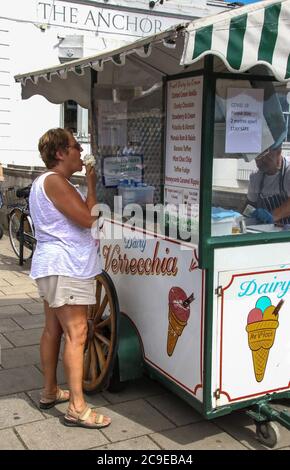 Cambridge, Großbritannien. Juli 2020. Eine Dame kauft an einem warmen Sommertag ein Eis von einem Verkäufer. Die Menschen entspannen sich während des warmen Sommerwetters, da die Temperatur in England voraussichtlich bis zum Wochenende 30 Grad Celsius erreichen wird. Kredit: SOPA Images Limited/Alamy Live Nachrichten Stockfoto