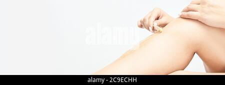 Haarentfernung Enthaarung. Routine für die weibliche Haut. Körperpflege Stockfoto