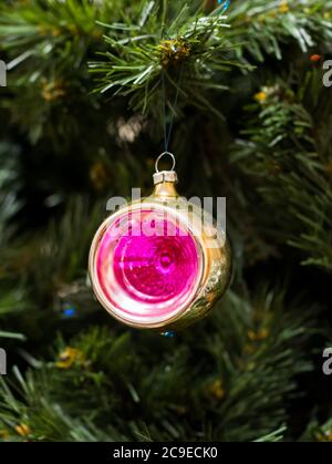 Rote Glas Taschenlampe - ein Weihnachtsspielzeug der Sowjetzeit Stockfoto