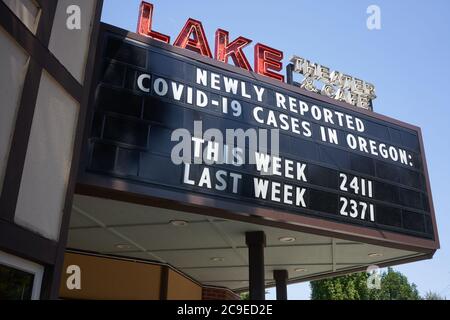 Die Zahlen der neu gemeldeten COVID-19 Fälle werden wöchentlich während eines Pandemiesommers auf der Kinoplatine am Lake Theater in Lake Oswego, Oregon, aktualisiert. Stockfoto