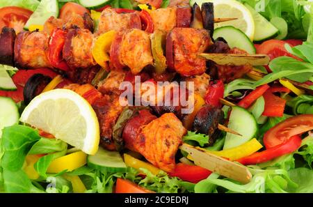 Huhn und Chorizo Kebabs mit einem Salat Stockfoto