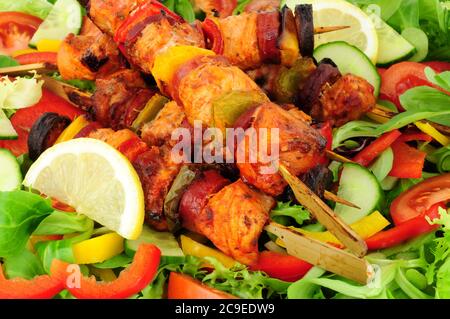 Huhn und Chorizo Kebabs mit einem Salat Stockfoto