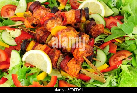 Huhn und Chorizo Kebabs mit einem Salat Stockfoto