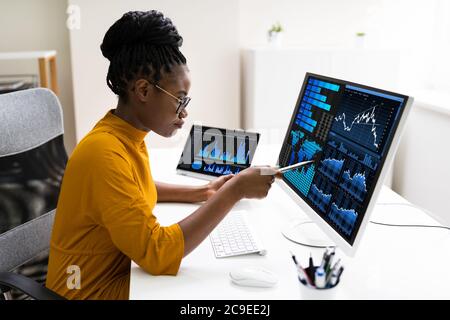 Afroamerikanische Geschäftsdaten-Analytikerin Frau, Die Computer Verwendet Stockfoto