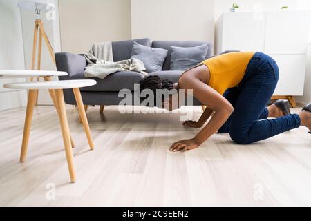 Etwas Verloren. Mädchen Sucht Nach Material Oder Schlüssel Stockfoto