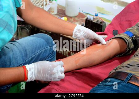 Die Menschen spendeten Blut für Thalassämie-Patienten in dem Blutspendelager, das vom Regierungsmitarbeiter der Regierung von Westbengalen organisiert wurde. Stockfoto