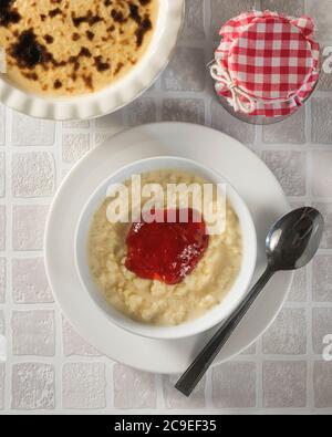 Reispudding mit Marmelade. Traditionelles Dessert UK Stockfoto