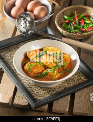 Burmesisches goldenes Ei-Curry. Birma Myanmar Essen Stockfoto