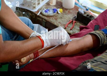 Die Menschen spendeten Blut für Thalassämie-Patienten in dem Blutspendelager, das vom Regierungsmitarbeiter der Regierung von Westbengalen organisiert wurde. Stockfoto