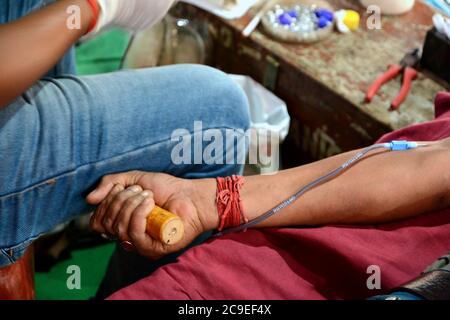 Die Menschen spendeten Blut für Thalassämie-Patienten in dem Blutspendelager, das vom Regierungsmitarbeiter der Regierung von Westbengalen organisiert wurde. Stockfoto