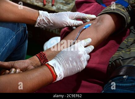 Die Menschen spendeten Blut für Thalassämie-Patienten in dem Blutspendelager, das vom Regierungsmitarbeiter der Regierung von Westbengalen organisiert wurde. Stockfoto