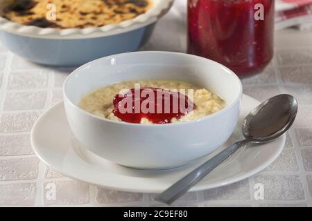 Reispudding mit Marmelade. Traditionelles Dessert UK Stockfoto