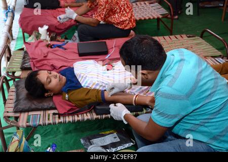 Die Menschen spendeten Blut für Thalassämie-Patienten in dem Blutspendelager, das vom Regierungsmitarbeiter der Regierung von Westbengalen organisiert wurde. Stockfoto