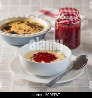 Reispudding mit Marmelade. Traditionelles Dessert UK Stockfoto