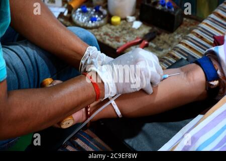 Die Menschen spendeten Blut für Thalassämie-Patienten in dem Blutspendelager, das vom Regierungsmitarbeiter der Regierung von Westbengalen organisiert wurde. Stockfoto