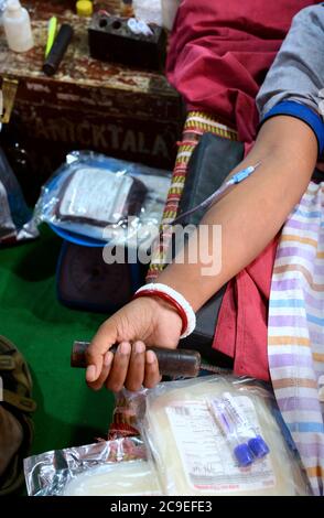 Die Menschen spendeten Blut für Thalassämie-Patienten in dem Blutspendelager, das vom Regierungsmitarbeiter der Regierung von Westbengalen organisiert wurde. Stockfoto