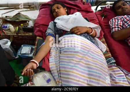 Die Menschen spendeten Blut für Thalassämie-Patienten in dem Blutspendelager, das vom Regierungsmitarbeiter der Regierung von Westbengalen organisiert wurde. Stockfoto