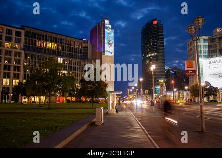 Berlin, Deutschland 09/17/2009: Langzeitaufnahme des Postdamer Platzes im Zentrum von Berlin. Bild zeigt Bahntower, Kollhoff Tower und avenu Stockfoto