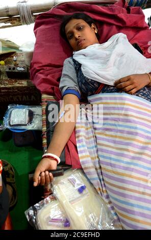 Die Menschen spendeten Blut für Thalassämie-Patienten in dem Blutspendelager, das vom Regierungsmitarbeiter der Regierung von Westbengalen organisiert wurde. Stockfoto