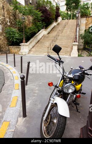 Paris, Frankreich 06/13/2010: Nahaufnahme eines gelb glänzenden MZ-Motorrads, das auf dem Bürgersteig an einer Straße in einer städtischen Umgebung geparkt ist. Es gibt dekorative la Stockfoto