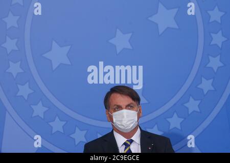 Peking, Brasilien. Juli 2020. Der brasilianische Präsident Jair Bolsonaro nimmt am 29. Juli 2020 an der Eröffnungszeremonie der Kampagne für Frauen im ländlichen Raum in Brasilia, Brasilien, Teil. Der brasilianische Präsident Jair Bolsonaro gab am 25. Juli bekannt, dass er seit dem 7. Juli, als er zum ersten Mal mit der Krankheit diagnostiziert wurde, einen negativen COVID-19-Test durchgeführt habe, nachdem er in der Residenz des Präsidenten isoliert worden war. Quelle: Lucio Tavora/Xinhua/Alamy Live News Stockfoto