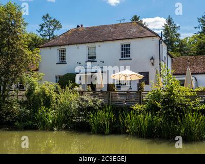 Sommertag neben dem Fluss Dundas Arms, Riverside Restaurant, Kennet und Avon Canal, Kintbury, Berkshire, England, Großbritannien, GB. Stockfoto