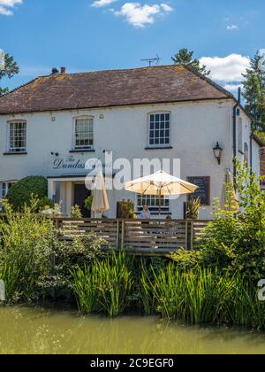 Sommertag neben dem Fluss Dundas Arms, Riverside Restaurant, Kennet und Avon Canal, Kintbury, Berkshire, England, Großbritannien, GB. Stockfoto