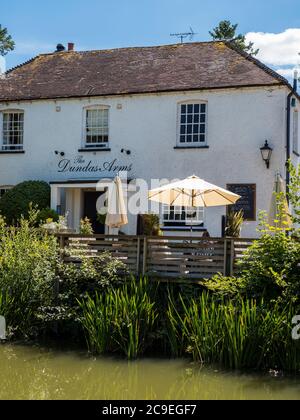 Sommertag neben dem Fluss Dundas Arms, Riverside Restaurant, Kennet und Avon Canal, Kintbury, Berkshire, England, Großbritannien, GB. Stockfoto