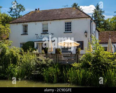 Sommertag neben dem Fluss Dundas Arms, Riverside Restaurant, Kennet und Avon Canal, Kintbury, Berkshire, England, Großbritannien, GB. Stockfoto