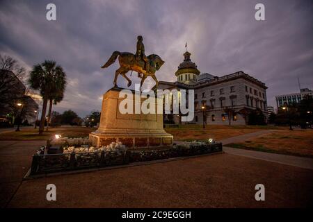 Die Statue der Konföderierten Staaten von Amerika Generalleutnant Wade Hampton III vor dem State Capitol in Charleston, South Carolina. Wade Hampton III war einer der größten Sklavenhalter im Südosten sowie ein staatlicher Gesetzgeber. Stockfoto