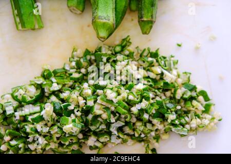 Nigerianische gehackte und gewürfelte Okro oder Okra Sauce vorzubereiten Stockfoto