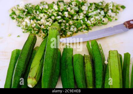 Nigerianische gehackte und gewürfelte Okro oder Okra Sauce vorzubereiten Stockfoto