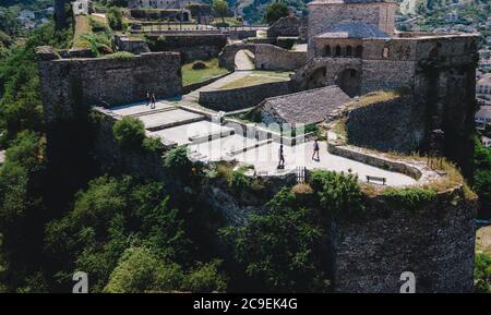 Flugdrohne über Schloss Gjirokaster, in der historischen UNESCO-geschützten Stadt Gjirokaster, Albanien. Stockfoto