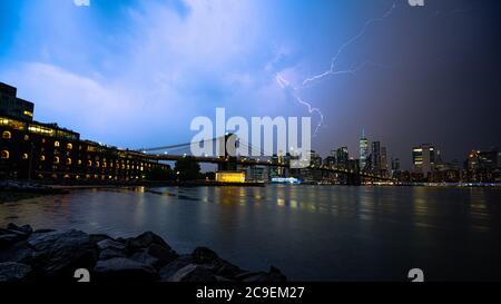 Ein gewaltiges Gewitter zog in einer Julinacht durch die Stadt New York. 31. Juli 2020; Brooklyn, NY, USA Stockfoto