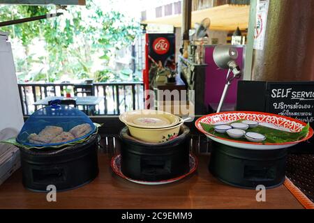 Innendesign und Anordnung der Selbstbedienungsbar mit Ananas und thailändischem Kokosmilch-Pudding im Dessertstil im lokalen feinen Restaurant - Thailand Stockfoto