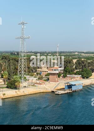 Ismailia, Ägypten - 14. November 2019: Blick auf den Verkehrskontrollturm und Pier am Ufer des Suezkanals in Ägypten. Stockfoto