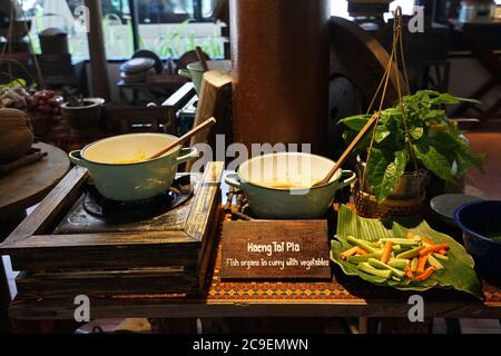 Anordnung der Buffet-Selbstbedienungsstation von 'Kaeng Tai Pla' Fischorgeln in Curry, serviert mit frischem Gemüse, thailändische Südküche Stockfoto