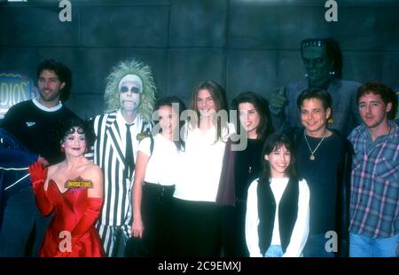 Universal City, California, USA 17. Februar 1996 (L-R) Schauspieler Matthew Fox, Schauspielerin Jennnifer Love Hewitt, Schauspielerin Paula Devicq, Schauspieler Scott Wolf, Schauspielerin Neve Campbell, Schauspielerin Lacey Chabert und Schauspieler Scott Grimes nehmen am 17. Februar 1996 an der "Party of Five"-Besetzung Meet & Greet in den Universal Studios in Universal City, Kalifornien, Teil. USA. Foto von Barry King/Alamy Stockfoto Stockfoto