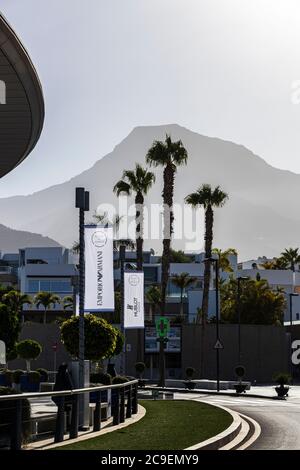 Hinterleuchtete Stoffbanner, die Luxusmarken auf Lampfosten vor dem Einkaufszentrum Plaza del Duque, Costa Adeje, Teneriffa, Kanarische Inseln, werben Stockfoto