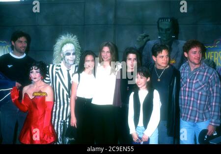 Universal City, California, USA 17. Februar 1996 (L-R) Schauspieler Matthew Fox, Schauspielerin Jennnifer Love Hewitt, Schauspielerin Paula Devicq, Schauspielerin Neve Campbell, Schauspielerin Lacey Chabert , Schauspieler Scott Wolf und Schauspieler Scott Grimes besuchen "Party of Five" Cast Meet & Greet am 17. Februar 1996 in den Universal Studios in Universal City, Kalifornien, USA. Foto von Barry King/Alamy Stockfoto Stockfoto