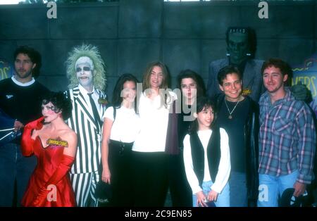 Universal City, California, USA 17. Februar 1996 (L-R) Schauspieler Matthew Fox, Schauspielerin Jennnifer Love Hewitt, Schauspielerin Paula Devicq, Schauspielerin Neve Campbell, Schauspielerin Lacey Chabert , Schauspieler Scott Wolf und Schauspieler Scott Grimes besuchen "Party of Five" Cast Meet & Greet am 17. Februar 1996 in den Universal Studios in Universal City, Kalifornien, USA. Foto von Barry King/Alamy Stockfoto Stockfoto