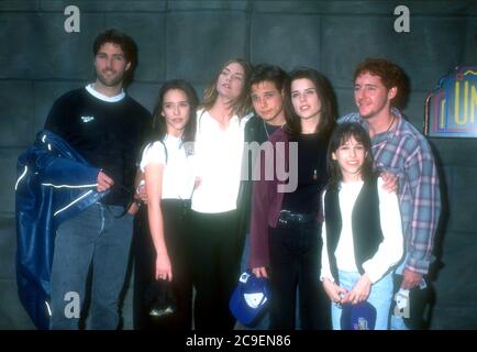 Universal City, California, USA 17. Februar 1996 (L-R) Schauspieler Matthew Fox, Schauspielerin Jennnifer Love Hewitt, Schauspielerin Paula Devicq, Schauspieler Scott Wolf, Schauspielerin Neve Campbell, Schauspielerin Lacey Chabert und Schauspieler Scott Grimes nehmen am 17. Februar 1996 an der "Party of Five"-Besetzung Meet & Greet in den Universal Studios in Universal City, Kalifornien, Teil. USA. Foto von Barry King/Alamy Stockfoto Stockfoto