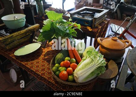 Anordnung von Buffet-Selbstbedienungsstation mit frischem Obst und Gemüse Stockfoto