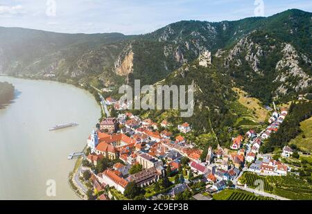 Fliegen Sie über die mittelalterliche Stadt Durnstein entlang der Donau bei Wachau, Österreich. Stockfoto