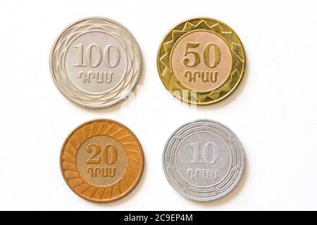 Armenische Drammünzen auf weißem Hintergrund, Währung Armeniens Stockfoto