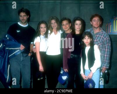 Universal City, California, USA 17. Februar 1996 (L-R) Schauspieler Matthew Fox, Schauspielerin Jennnifer Love Hewitt, Schauspielerin Paula Devicq, Schauspieler Scott Wolf, Schauspielerin Neve Campbell, Schauspielerin Lacey Chabert und Schauspieler Scott Grimes nehmen am 17. Februar 1996 an der "Party of Five"-Besetzung Meet & Greet in den Universal Studios in Universal City, Kalifornien, Teil. USA. Foto von Barry King/Alamy Stockfoto Stockfoto