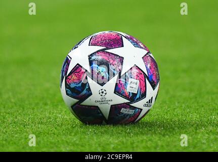 LONDON, ENGLAND - 19. FEBRUAR 2020: Der offizielle Spielball im Tottenham Hotspur Stadion vor der ersten Etappe der UEFA Champions League Runde 16 von 2019/20 zwischen dem FC Tottenham Hotspur und RB Leipzig. Stockfoto